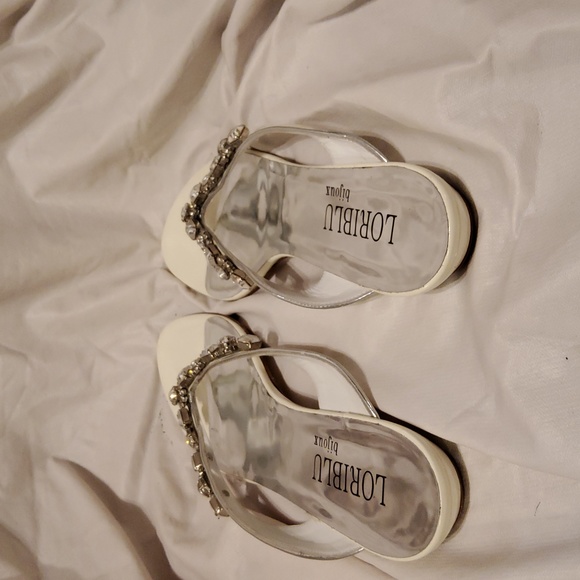White patent leather embellished rhinestone flip flop thongs - Picture 3 of 6